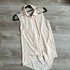 Forever 21 sleeveless blouse size small in a light  peach